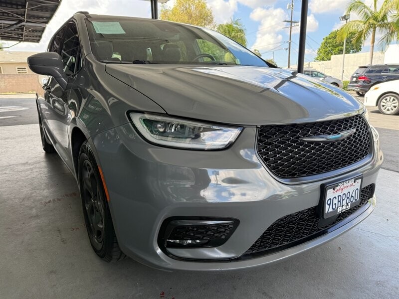 Chrysler Pacifica Vehicle Full-screen Gallery Image 08