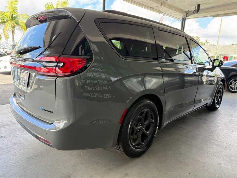 Chrysler Pacifica Vehicle Full-screen Gallery Image 09