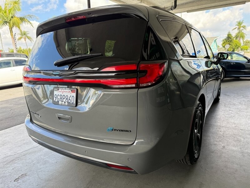 Chrysler Pacifica Vehicle Full-screen Gallery Image 10