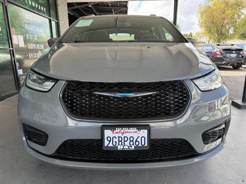 Chrysler Pacifica Vehicle Full-screen Gallery Image 11