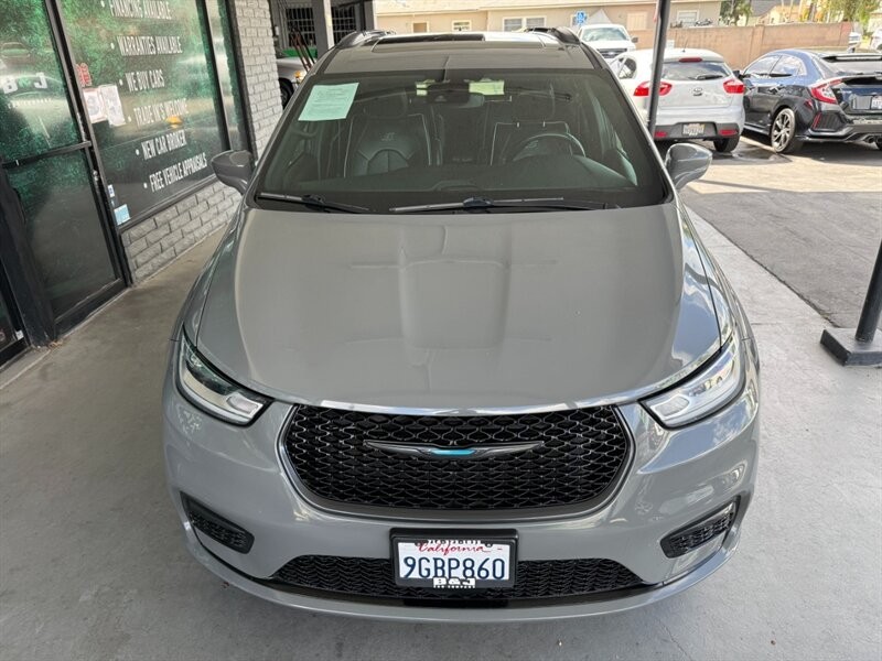 Chrysler Pacifica Vehicle Full-screen Gallery Image 12