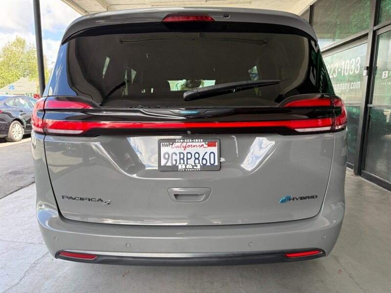 Chrysler Pacifica Vehicle Full-screen Gallery Image 13