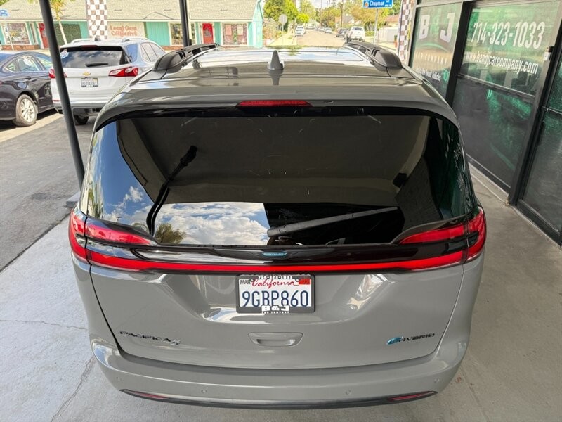 Chrysler Pacifica Vehicle Full-screen Gallery Image 14