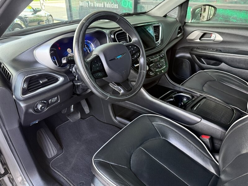 Chrysler Pacifica Vehicle Full-screen Gallery Image 15