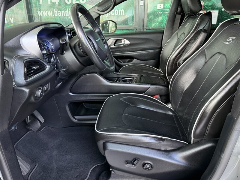 Chrysler Pacifica Vehicle Full-screen Gallery Image 16