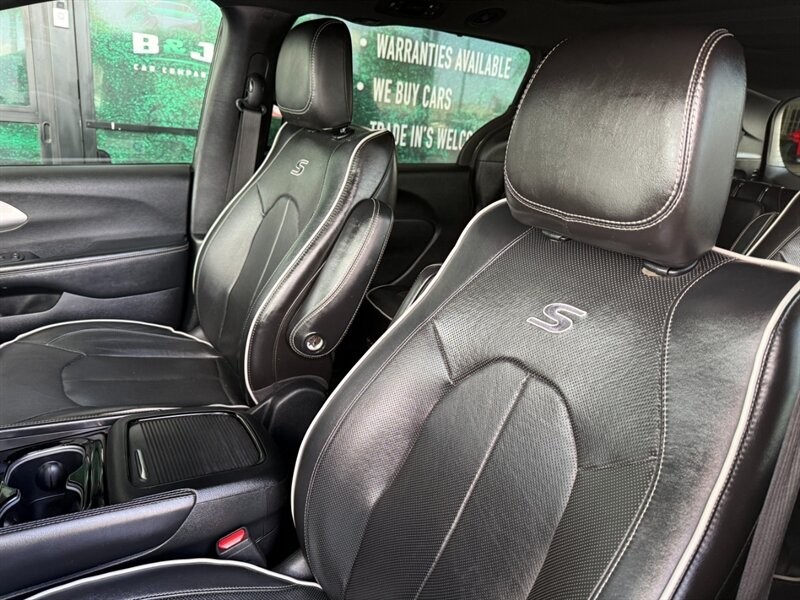 Chrysler Pacifica Vehicle Full-screen Gallery Image 17