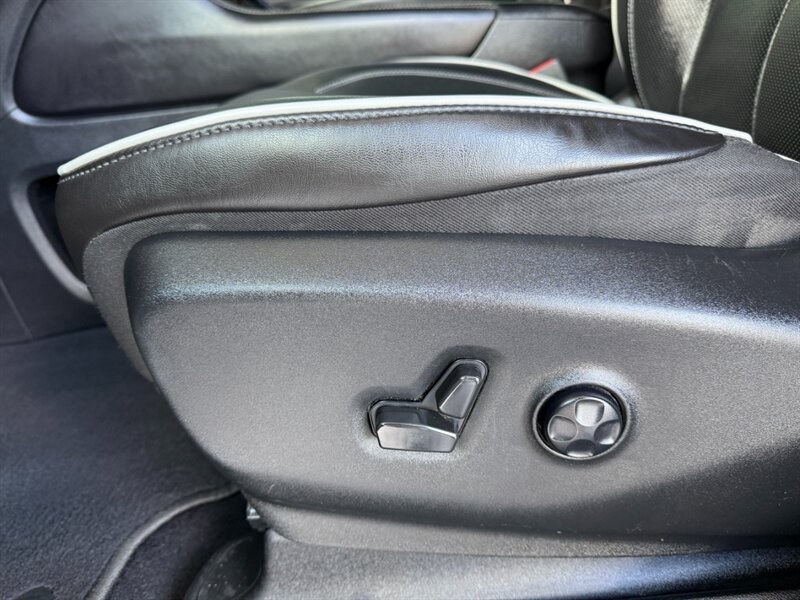 Chrysler Pacifica Vehicle Full-screen Gallery Image 18