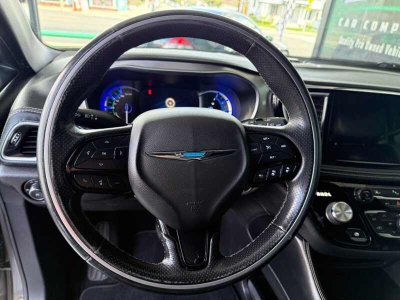 Chrysler Pacifica Vehicle Full-screen Gallery Image 19