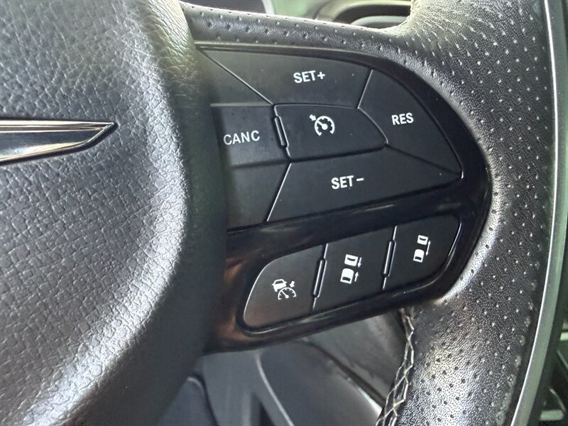 Chrysler Pacifica Vehicle Full-screen Gallery Image 21