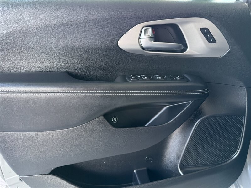 Chrysler Pacifica Vehicle Full-screen Gallery Image 22