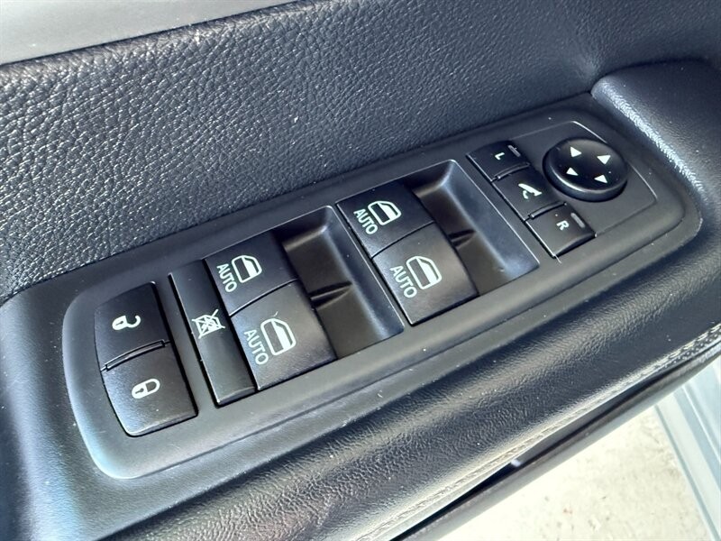 Chrysler Pacifica Vehicle Full-screen Gallery Image 23