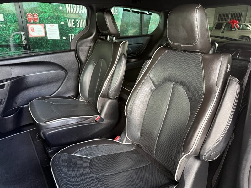 Chrysler Pacifica Vehicle Full-screen Gallery Image 25