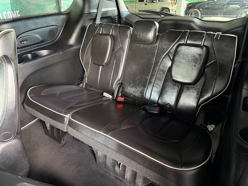 Chrysler Pacifica Vehicle Full-screen Gallery Image 26