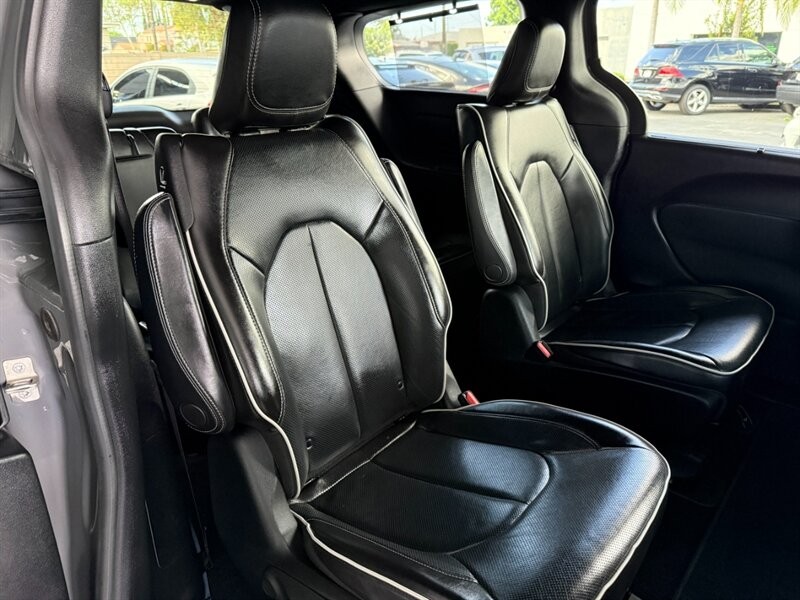 Chrysler Pacifica Vehicle Full-screen Gallery Image 27