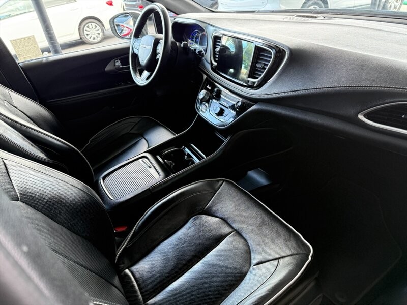 Chrysler Pacifica Vehicle Full-screen Gallery Image 28