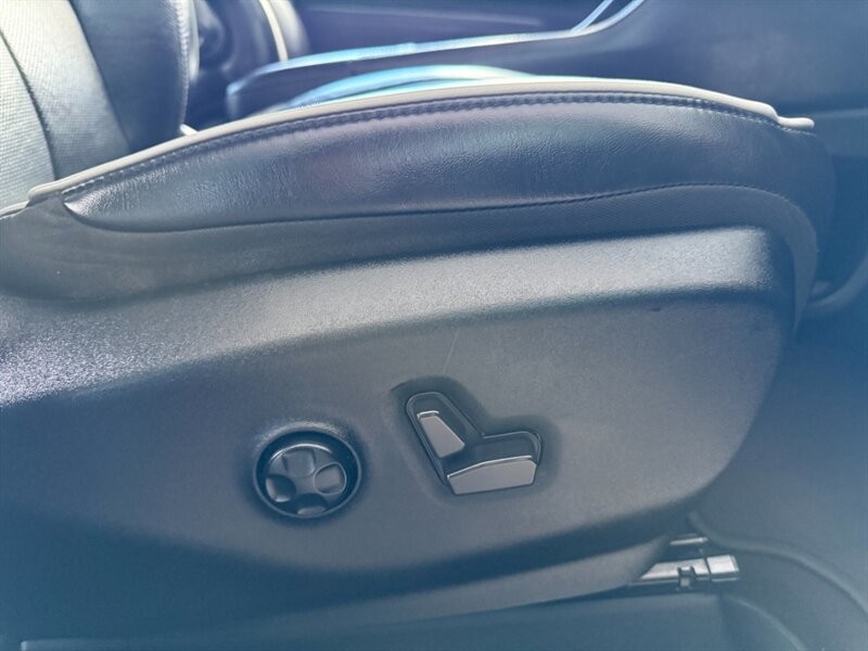 Chrysler Pacifica Vehicle Full-screen Gallery Image 29