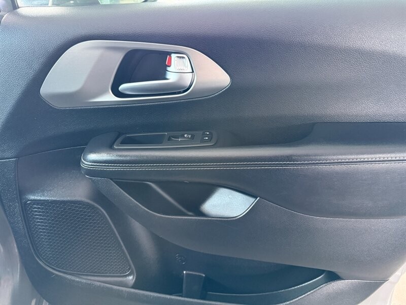 Chrysler Pacifica Vehicle Full-screen Gallery Image 30