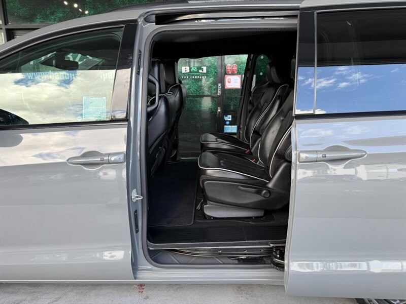 Chrysler Pacifica Vehicle Full-screen Gallery Image 31