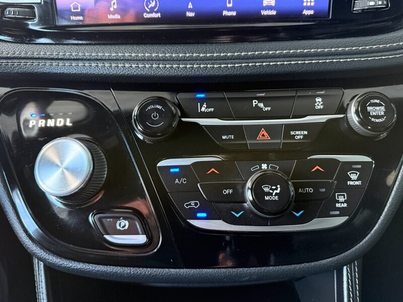 Chrysler Pacifica Vehicle Full-screen Gallery Image 36