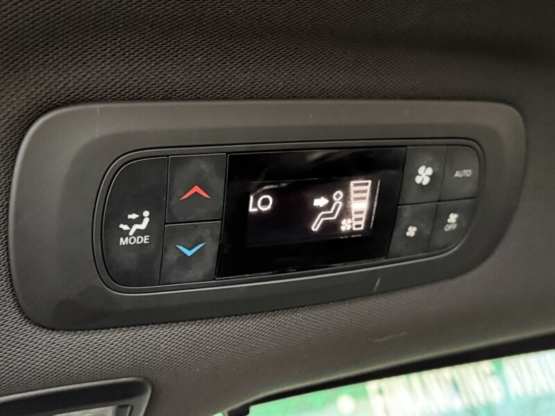 Chrysler Pacifica Vehicle Full-screen Gallery Image 37