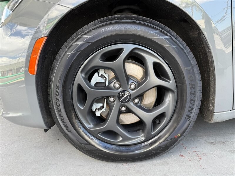 Chrysler Pacifica Vehicle Full-screen Gallery Image 43