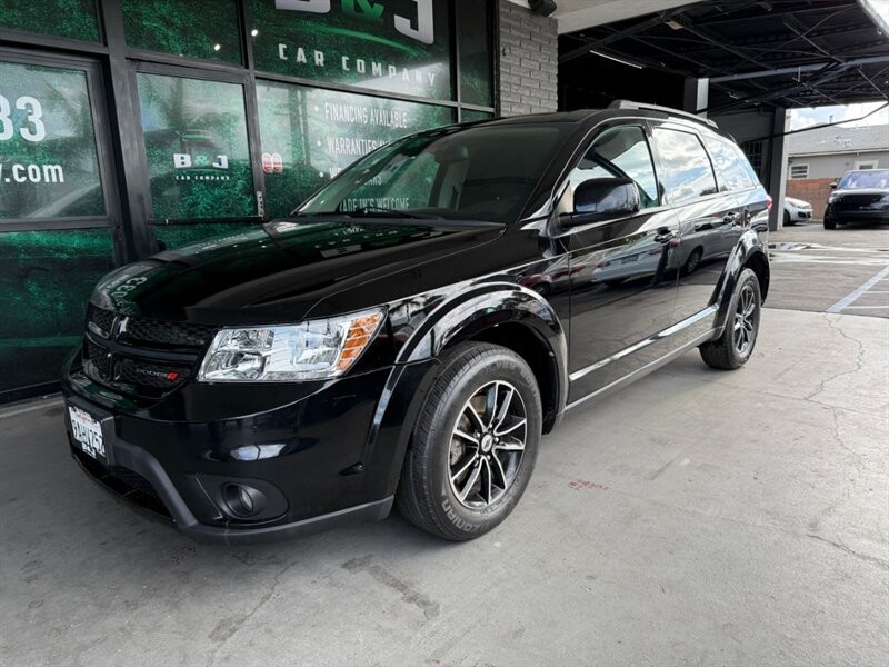Dodge Journey Vehicle Full-screen Gallery Image 01