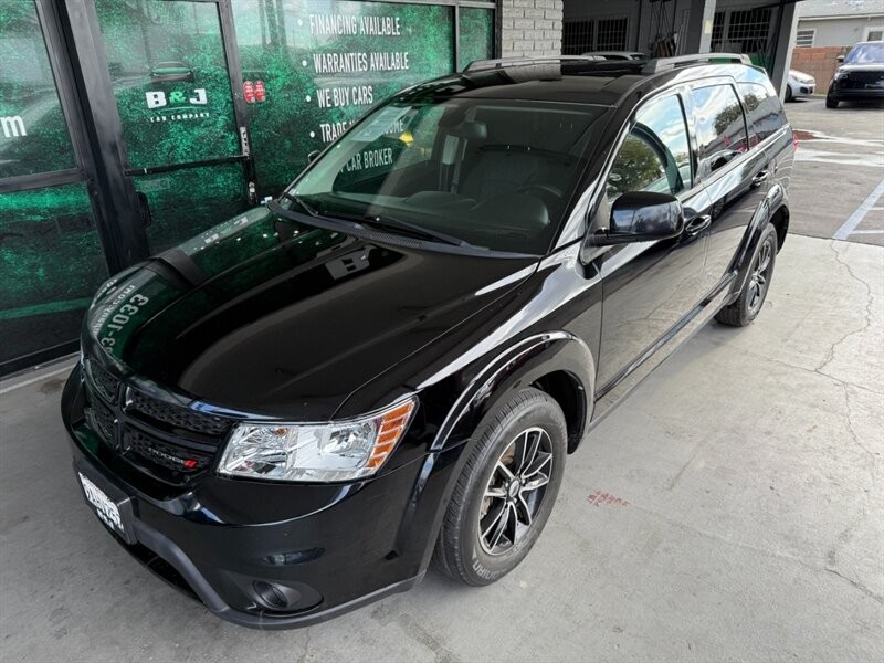 Dodge Journey Vehicle Full-screen Gallery Image 02