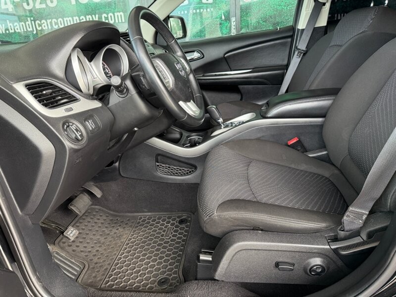 Dodge Journey Vehicle Full-screen Gallery Image 17