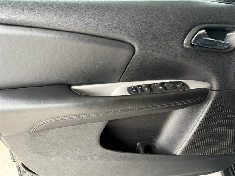 Dodge Journey Vehicle Full-screen Gallery Image 23