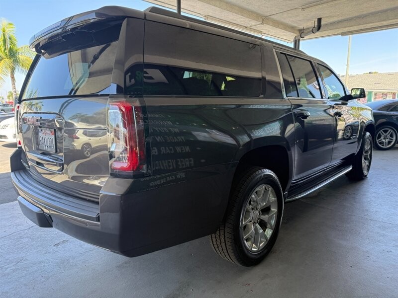 GMC Yukon XL Vehicle Full-screen Gallery Image 09