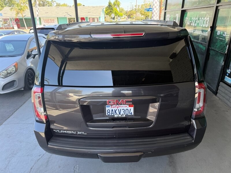 GMC Yukon XL Vehicle Full-screen Gallery Image 14