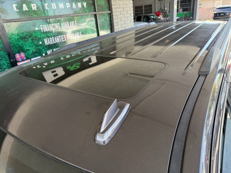 GMC Yukon XL Vehicle Full-screen Gallery Image 15