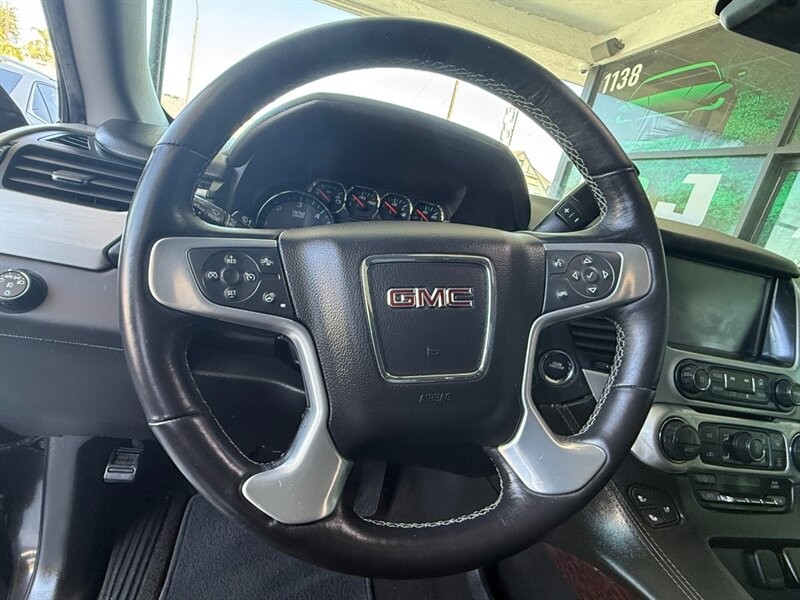 GMC Yukon XL Vehicle Full-screen Gallery Image 21