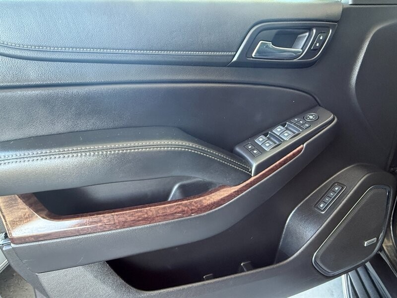 GMC Yukon XL Vehicle Full-screen Gallery Image 24