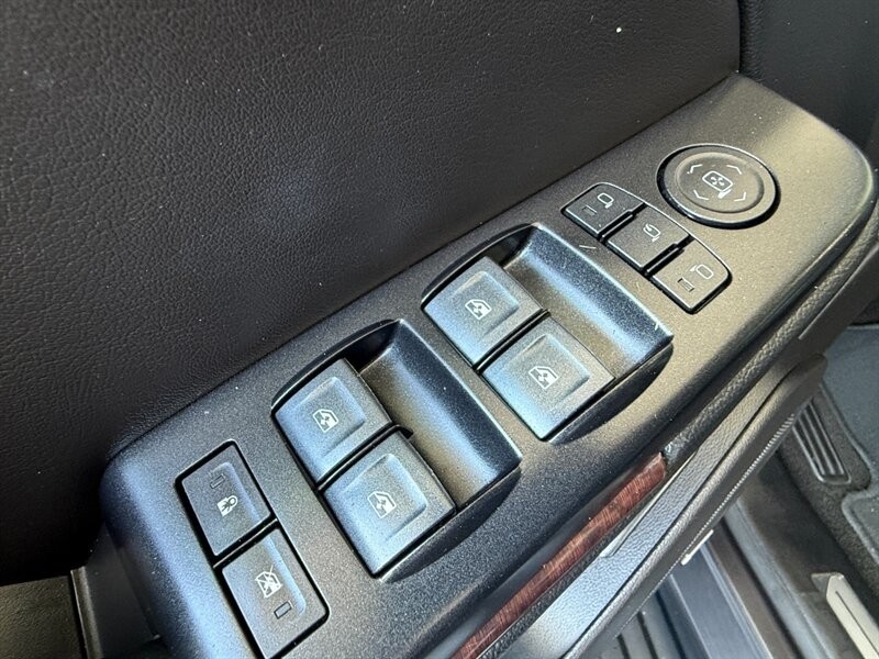 GMC Yukon XL Vehicle Full-screen Gallery Image 25