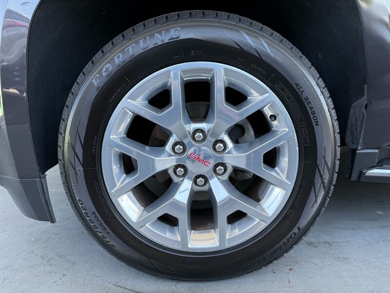 GMC Yukon XL Vehicle Full-screen Gallery Image 41