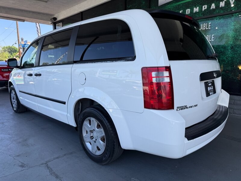 Dodge Grand Caravan Vehicle Full-screen Gallery Image 04