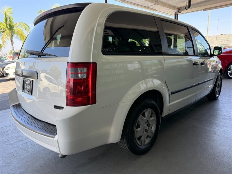 Dodge Grand Caravan Vehicle Full-screen Gallery Image 09