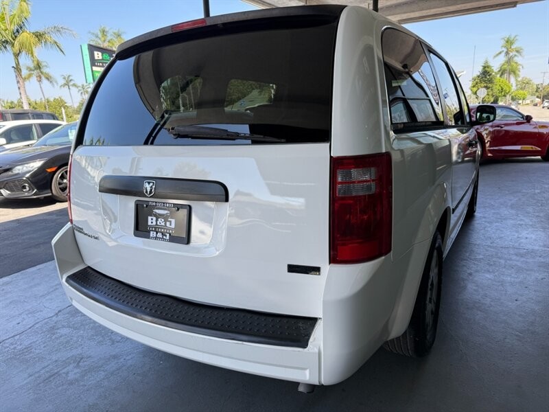 Dodge Grand Caravan Vehicle Full-screen Gallery Image 10