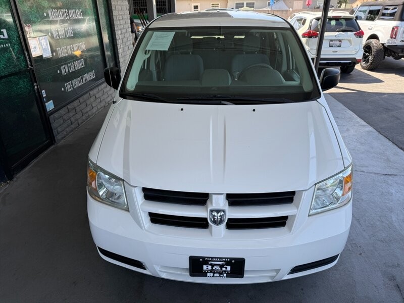 Dodge Grand Caravan Vehicle Full-screen Gallery Image 12