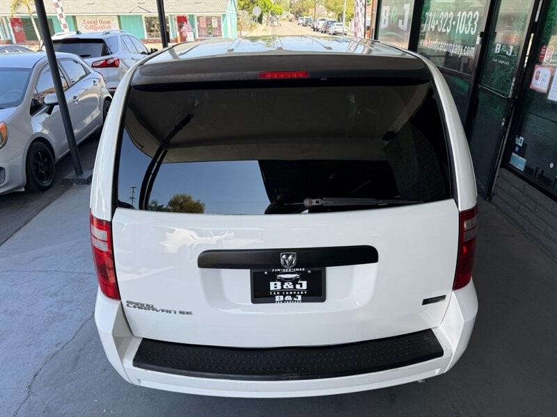 Dodge Grand Caravan Vehicle Full-screen Gallery Image 14