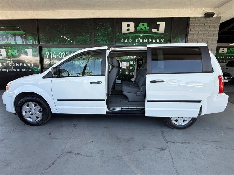 Dodge Grand Caravan Vehicle Full-screen Gallery Image 16