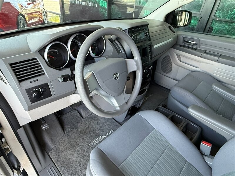 Dodge Grand Caravan Vehicle Full-screen Gallery Image 17