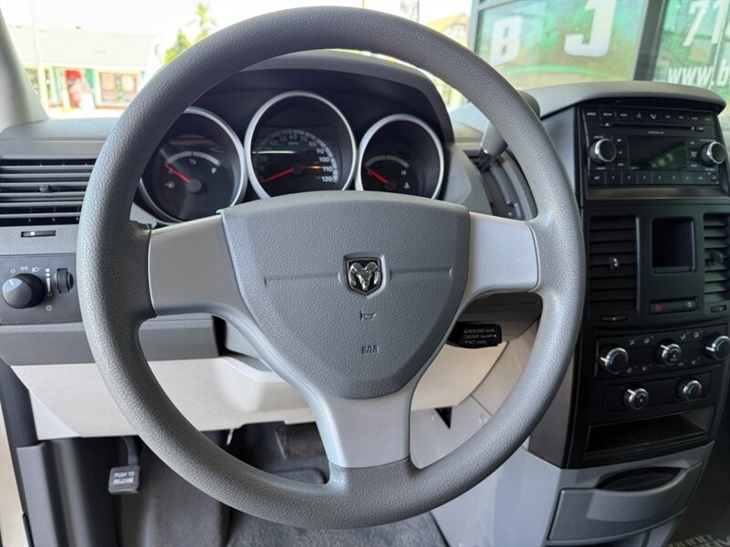 Dodge Grand Caravan Vehicle Full-screen Gallery Image 20