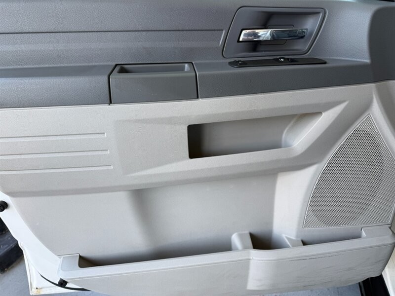 Dodge Grand Caravan Vehicle Full-screen Gallery Image 21