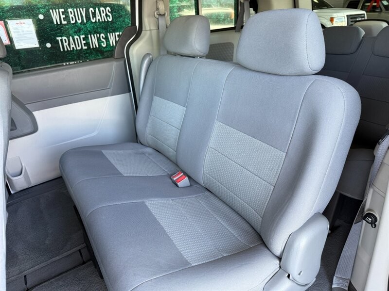 Dodge Grand Caravan Vehicle Full-screen Gallery Image 23