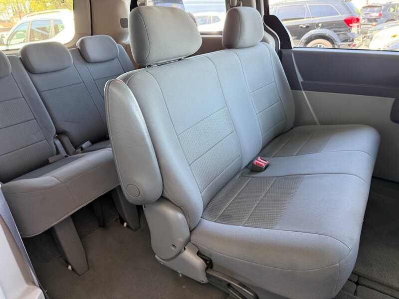 Dodge Grand Caravan Vehicle Full-screen Gallery Image 24