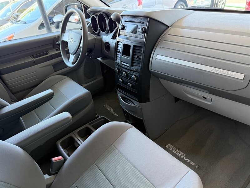 Dodge Grand Caravan Vehicle Full-screen Gallery Image 26