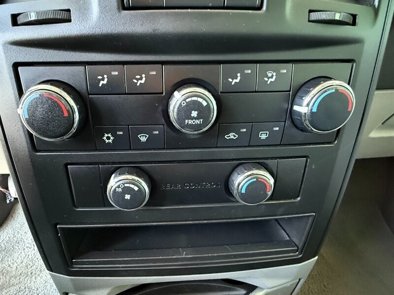 Dodge Grand Caravan Vehicle Full-screen Gallery Image 32