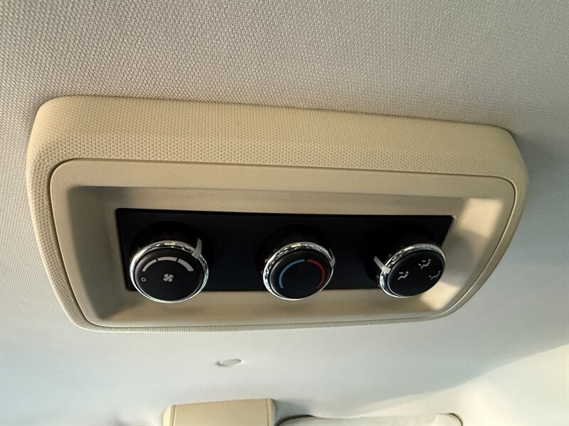 Dodge Grand Caravan Vehicle Full-screen Gallery Image 33